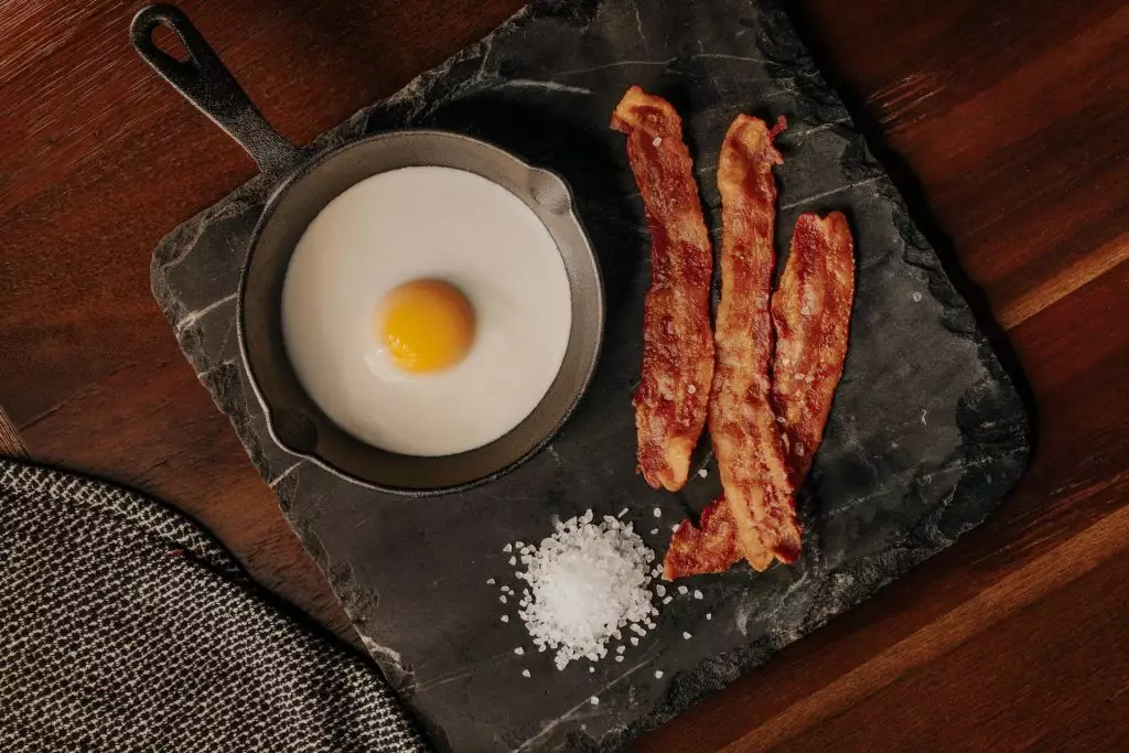 keto-egg-bacon-with-salt